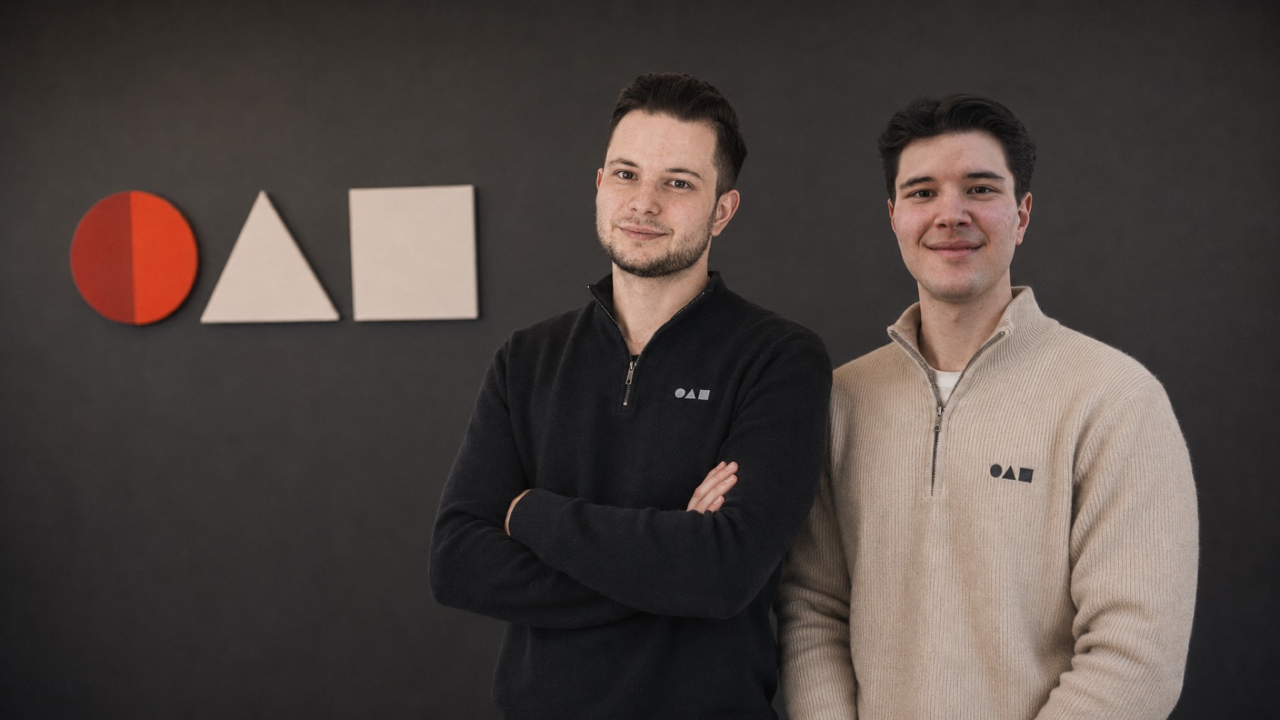 Paul Horn (links, im schwarzen Pullover) und Anton Horn (rechts, im beigen Pullover), die Gründer von Sichtbar, in ihrem Büro in Stuttgart